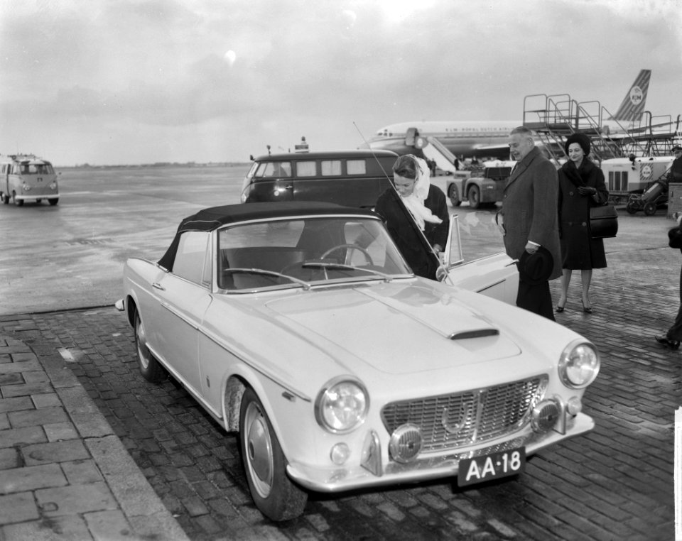 Prinses Irene verlaat Schiphol met auto, Bestanddeelnr 914-6242