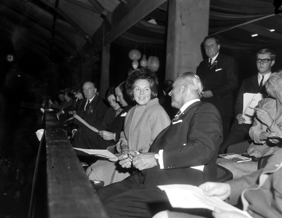Prinses Beatrix in de loge in gesprek met dr. Tetzner, Bestanddeelnr 919-7069