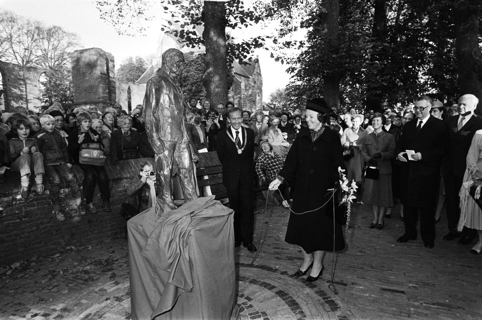 Prinses Beatrix onthult het beeld burgemeester Ritsema (l) ziet toe, Bestanddeelnr 930-5048