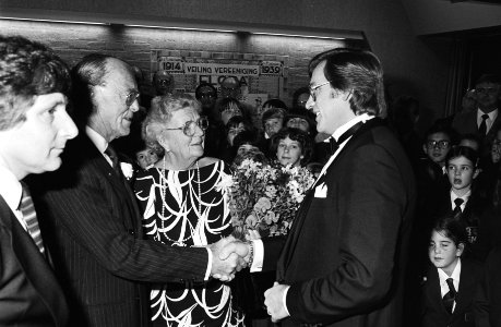Prinses Juliana, prins Bernhard met zanger Lee Towers, Bestanddeelnr 932-4146