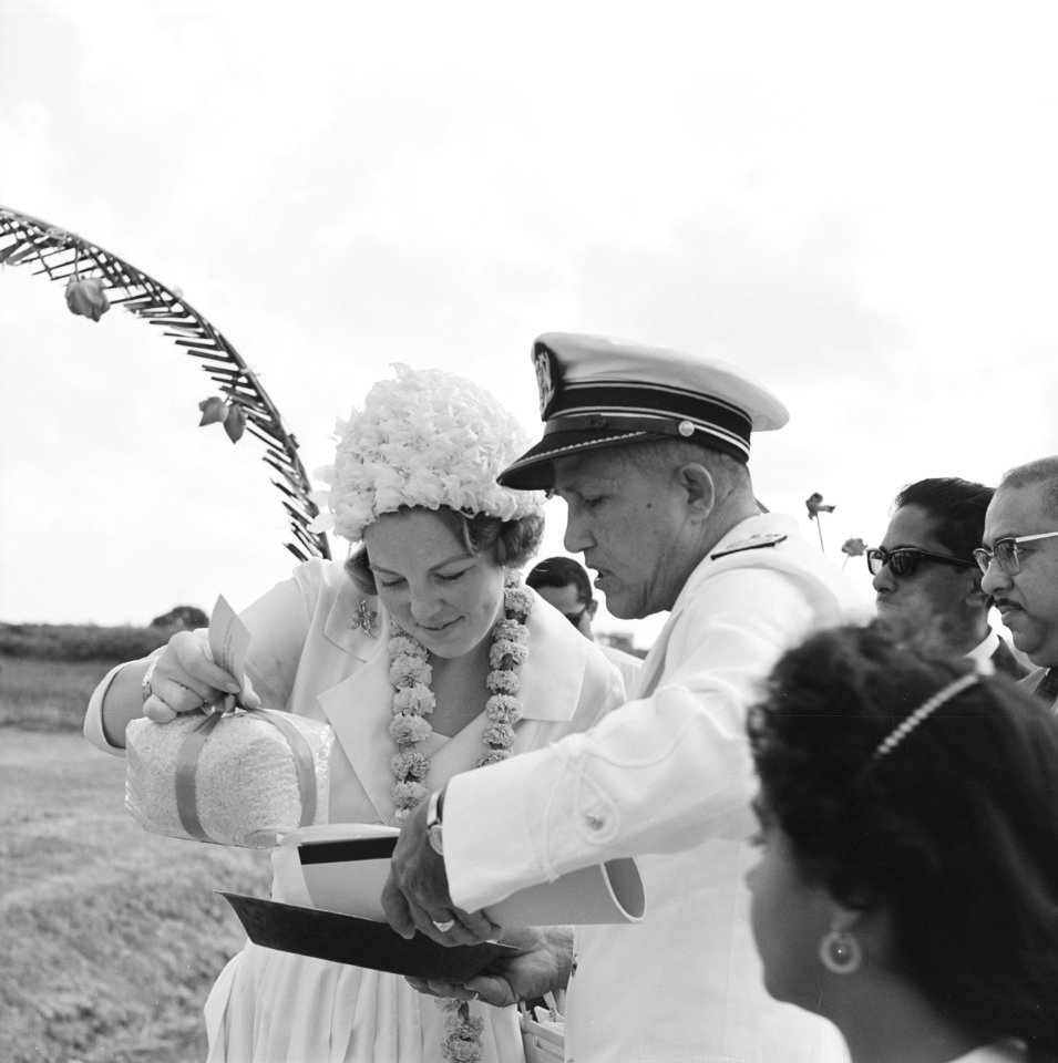 Prinses Beatrix in Suriname, districtscommissaris Parabirsingh geeft uitleg aan , Bestanddeelnr 917-5192
