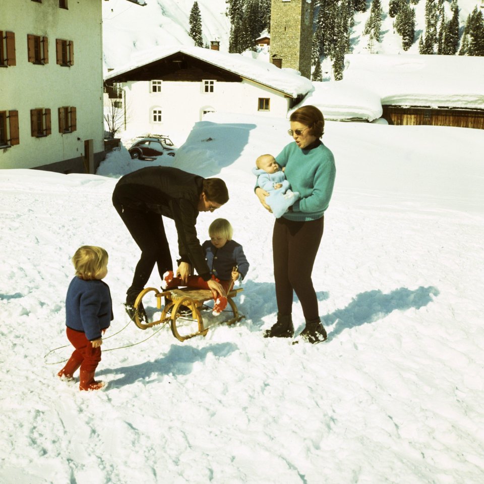 Prinses Beatrix , Prins Claus en kinderen voor wintersport in Lech, in de sneeuw, Bestanddeelnr 254-8677