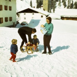 Prinses Beatrix , Prins Claus en kinderen voor wintersport in Lech, in de sneeuw, Bestanddeelnr 254-8677