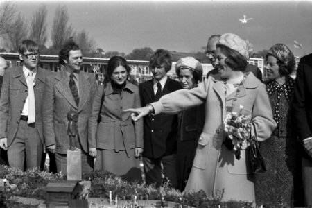 Prinses Beatrix onthult Jantje Beton in Madurodam, Beatrix wijst naar Jantje Bet, Bestanddeelnr 926-3694