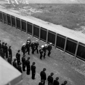 Prinselijk paar in Den Helder. Prins Bernhard inspecteert het Argis in gezelscha, Bestanddeelnr 902-8195