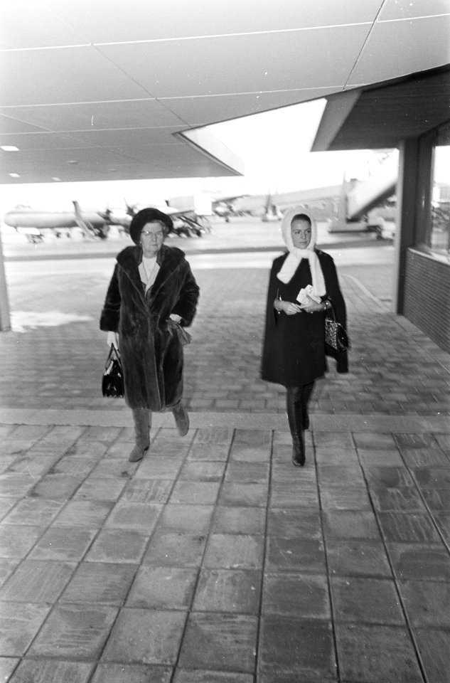Prinses Irene vertrekt naar Madrid en wordt uitgezwaaid door koningin Juliana, Bestanddeelnr 920-9400