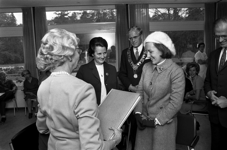 Prinses Margriet bezoekt verpleegtehuis voor gerepatrieerden Zandhove te Zwolle, Bestanddeelnr 925-9584