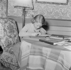 Prinses Irene zit haar huiswerk te maken in het paleis, Bestanddeelnr 255-7529