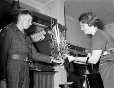 Prinses Irene in Westerburgkazerne van de Fuseliers Prinese Irene krijgt bloems, Bestanddeelnr 913-3190