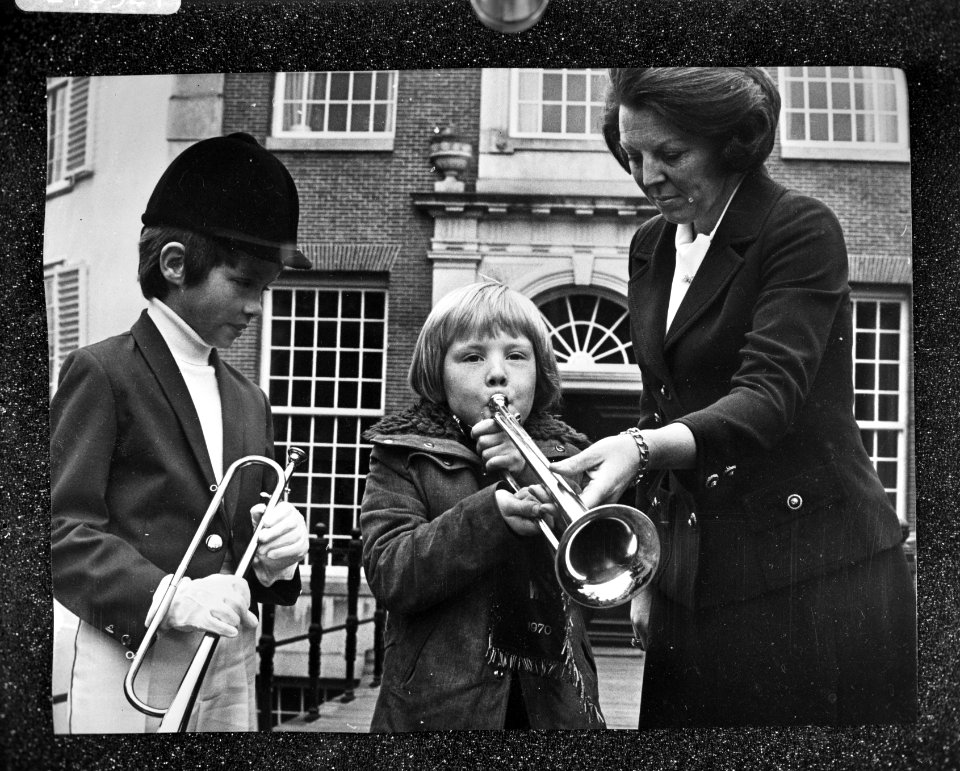 Prins Willem-Alexander met trompet en prinses Beatrix, Bestanddeelnr 927-8927