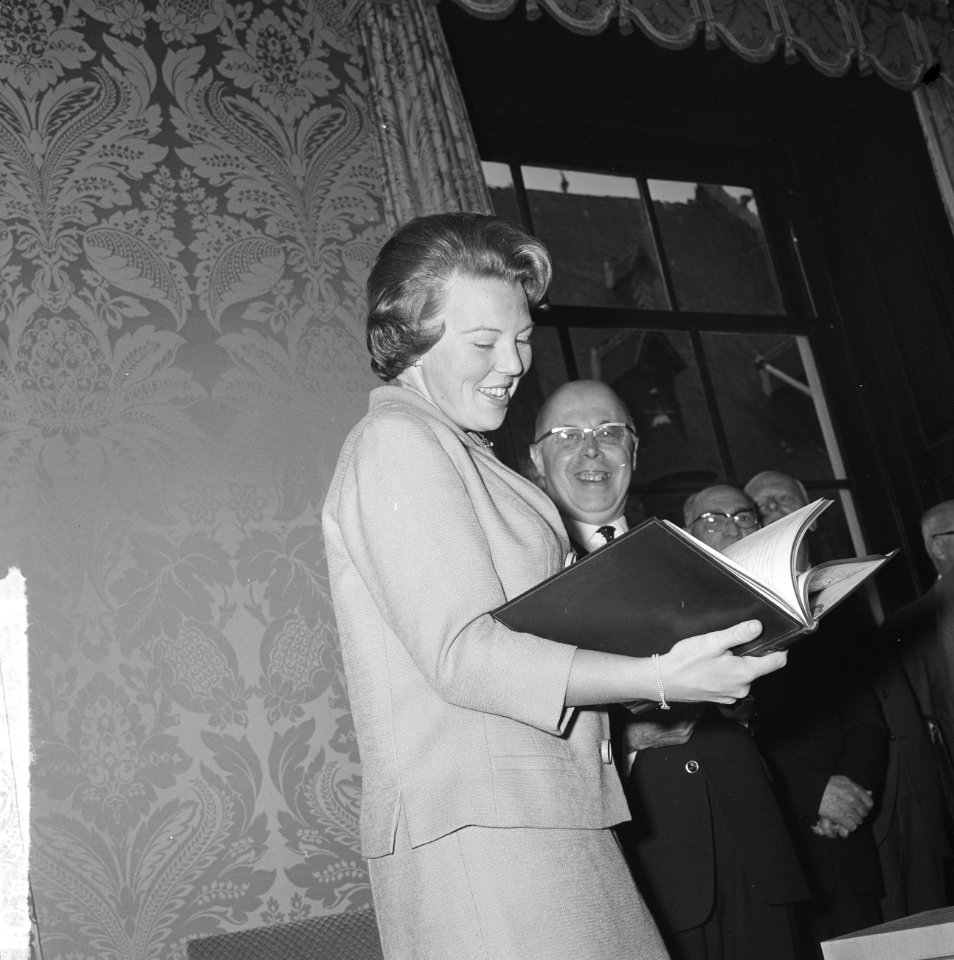 Prinses Beatrix kreeg boek over herdenking 1813-1963 In de Statenzaal rechts pr, Bestanddeelnr 915-7076