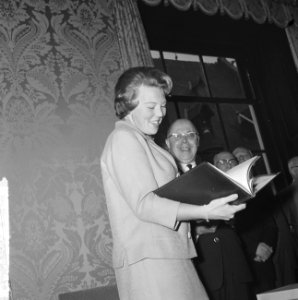 Prinses Beatrix kreeg boek over herdenking 1813-1963 In de Statenzaal rechts pr, Bestanddeelnr 915-7076