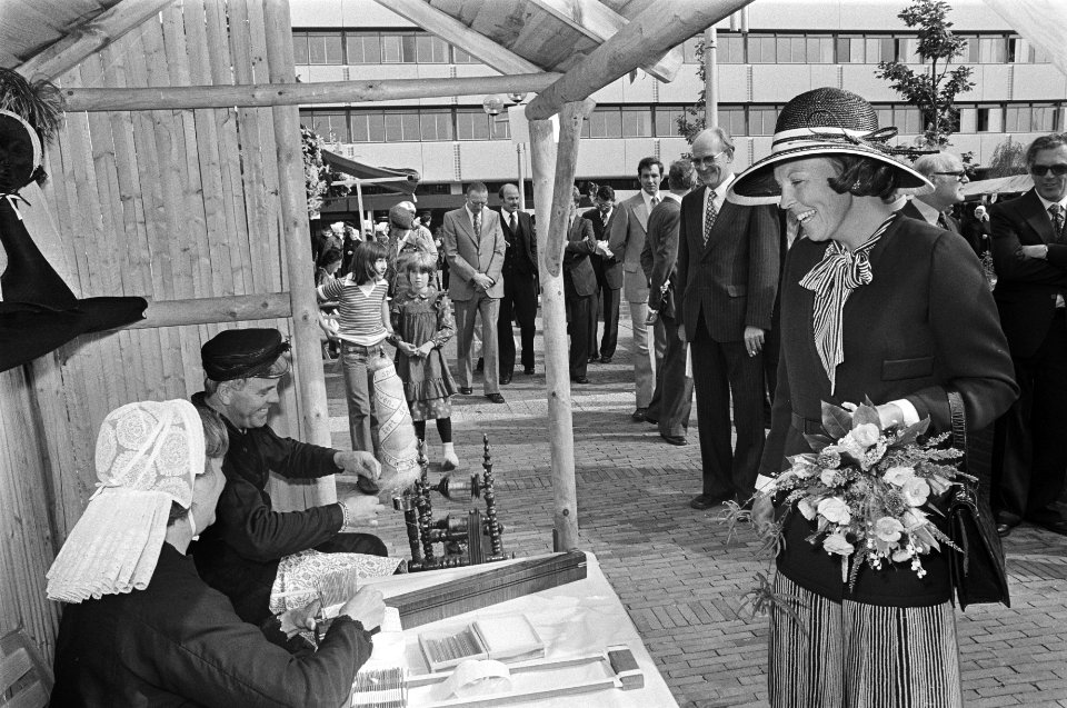 Prinses Beatrix in Ede voor opening gemeentehuis kijkt toe bij volksdansen, Bestanddeelnr 929-3203