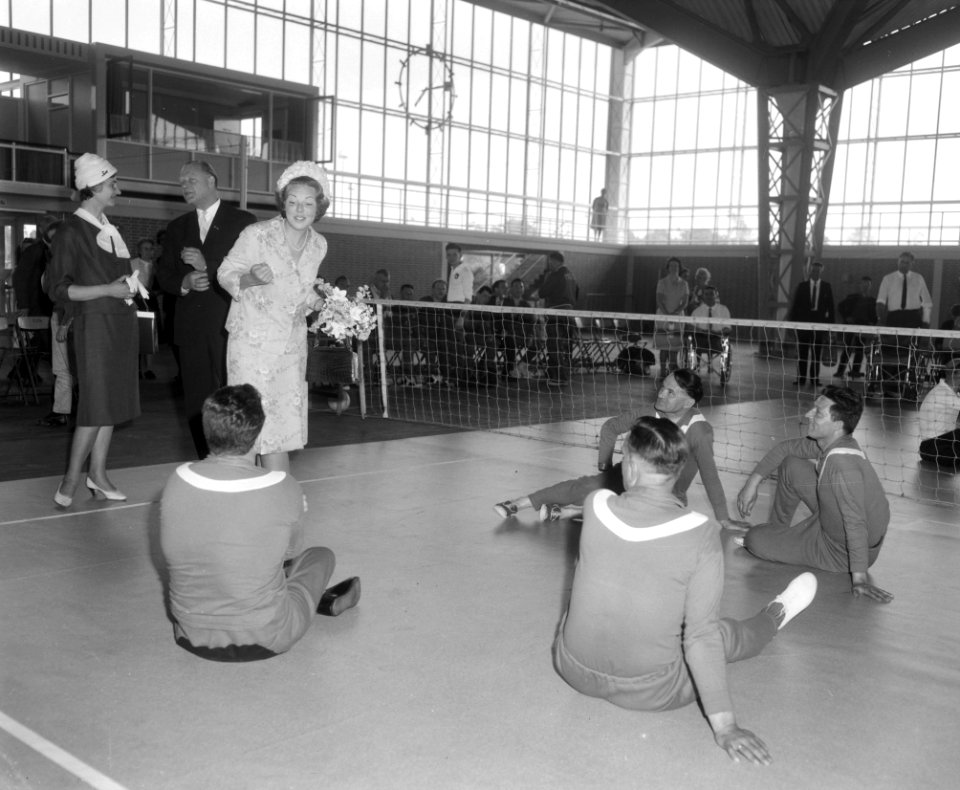 Prinses Beatrix aanwezig in Expohal te Hilversum, bij lustrum Invalide Sportclub, Bestanddeelnr 916-4908