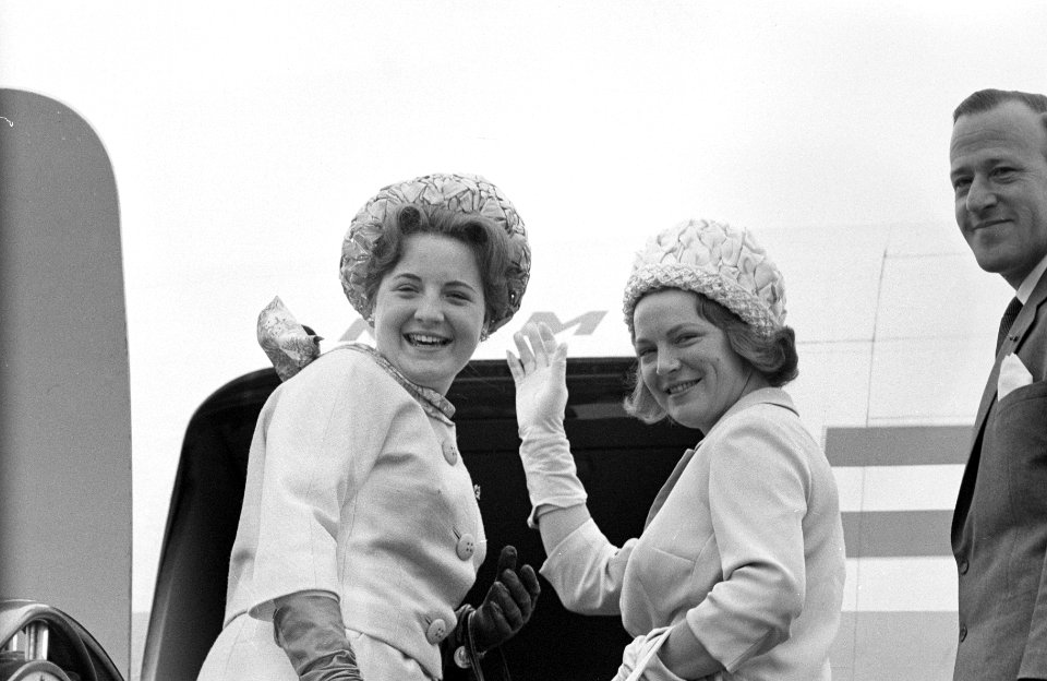 Prinses Irene en prinses Margriet naar Suriname, afscheid op de vliegtuigtrap, Bestanddeelnr 914-0902