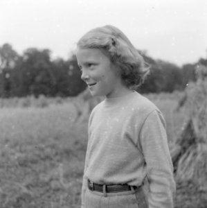 Prinses Irene in het park van het paleis, Bestanddeelnr 255-7534