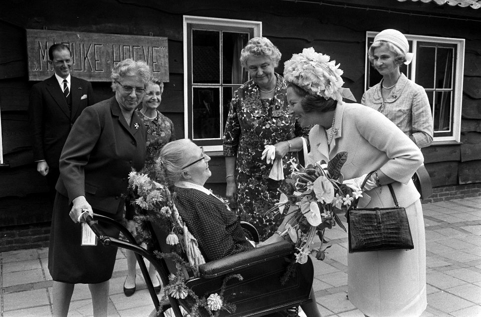 Prinses Beatrix in Hattem. In de Marijkehoeve praat prinses Beatrix met enkele d, Bestanddeelnr 920-6569
