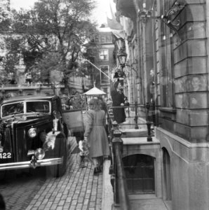 Prinses Juliana bij de ingang van Paleis Lange Voorhout, Bestanddeelnr 900-8927