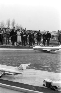 Prinses Beatrix bekijkt modellen van vliegtuigen, Bestanddeelnr 924-4091