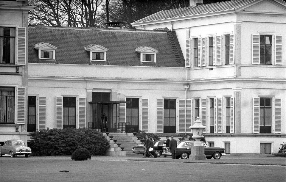 Prinses Beatrix en Prinses Margriet weer thuis, op Paleis Soestdijk begroet koni, Bestanddeelnr 916-0256