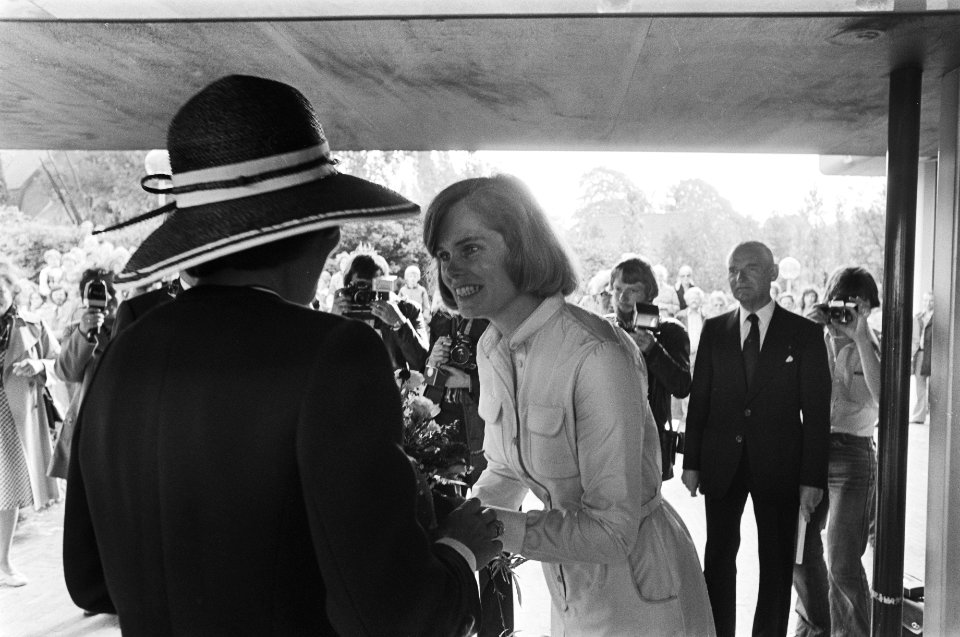 Prinses Beatrix in Ede voor opening gemeentehuis kijkt toe bij volksdansen, Bestanddeelnr 929-3205