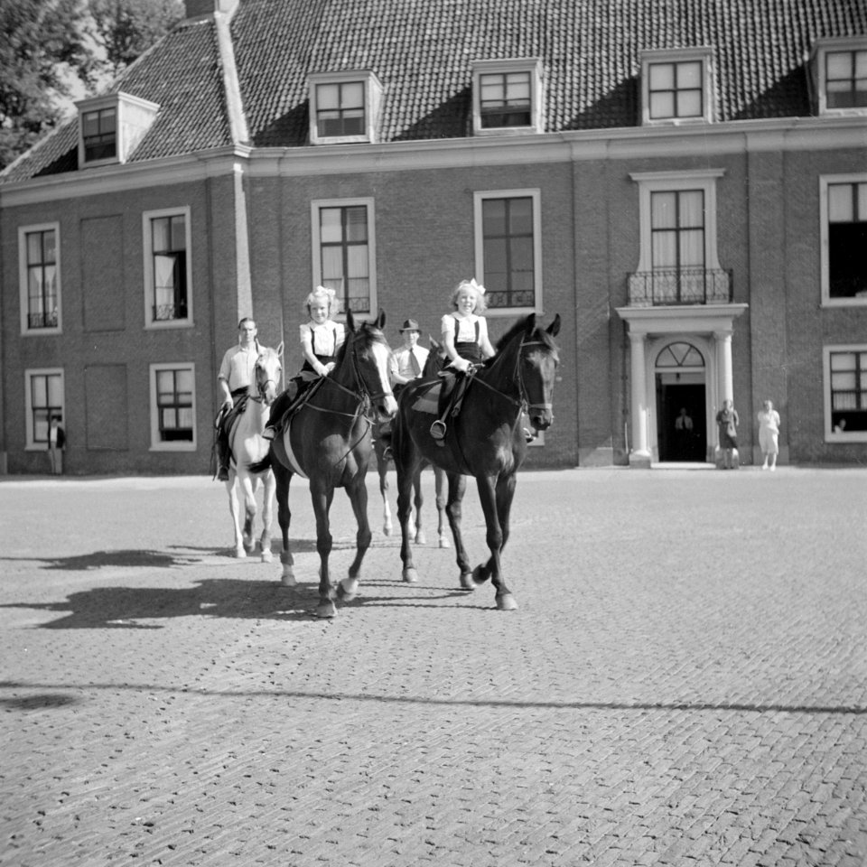 Prinses Beatrix en prinses Irene te paard voor het paleis, Bestanddeelnr 255-7498