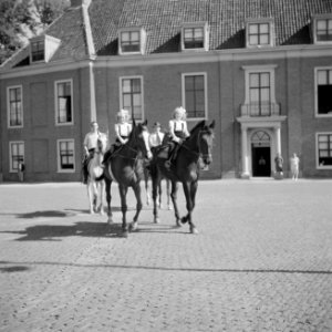 Prinses Beatrix en prinses Irene te paard voor het paleis, Bestanddeelnr 255-7498