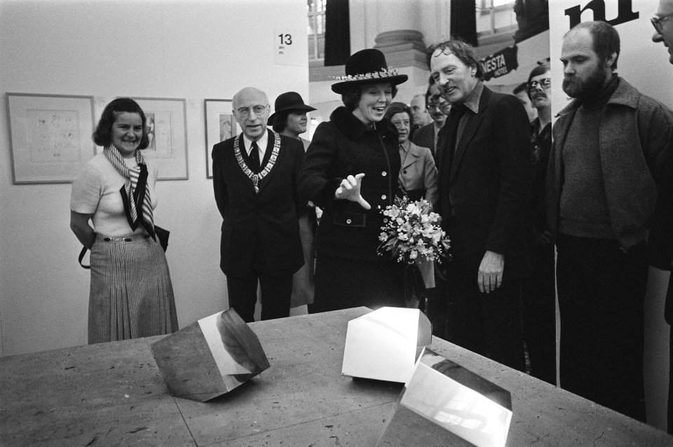 Prinses Beatrix bekijkt enkele kunstwerken, Bestanddeelnr 929-1041