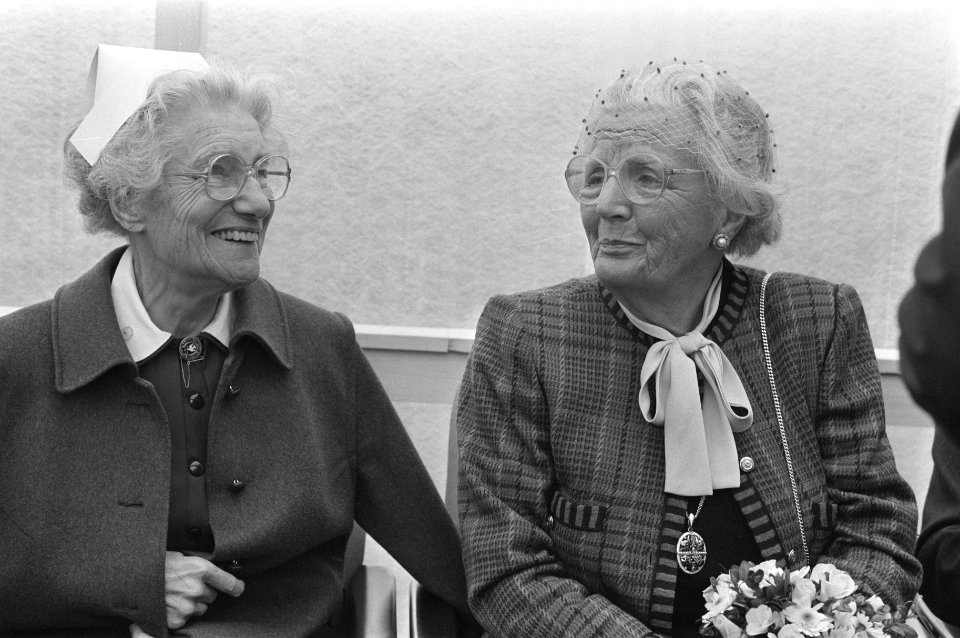Prinses Juliana (r.) en zuster Mooyaart, Bestanddeelnr 933-6053