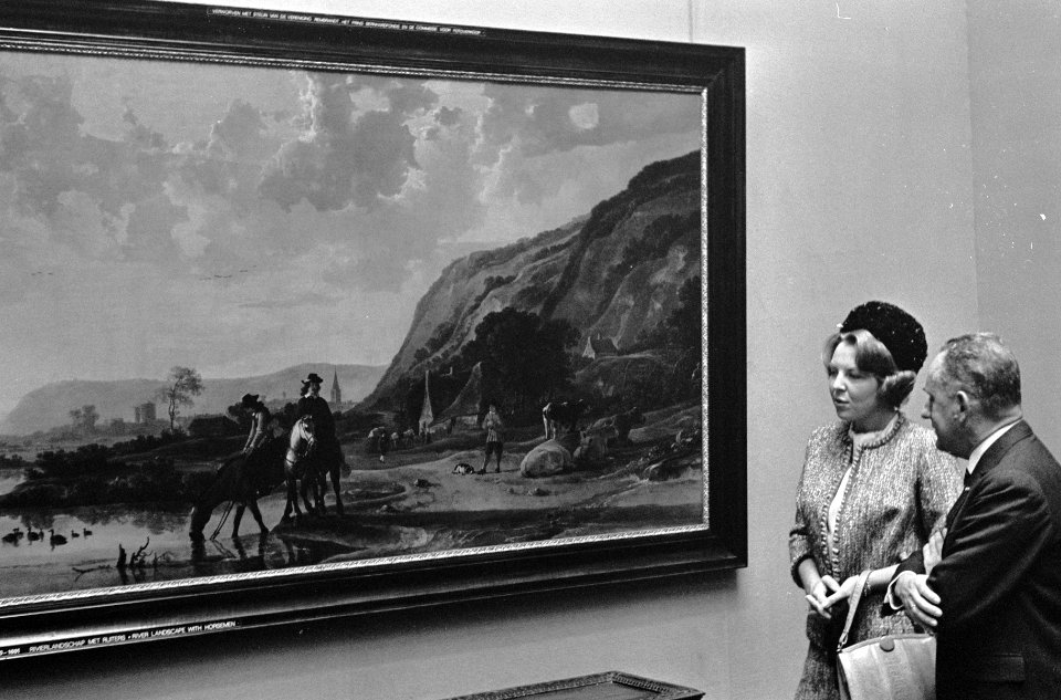 Prinses Beatrix in Rijksmuseum, de prinses met directeur bij schilderij van Albe, Bestanddeelnr 918-1798