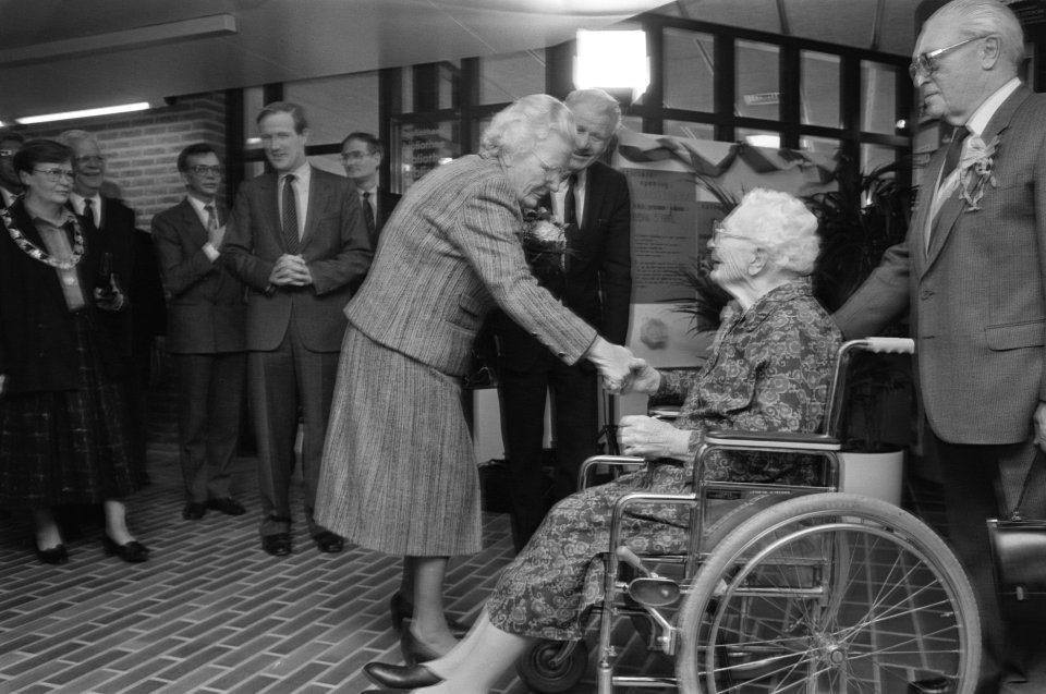 Prinses Juliana (r) krijgt bloemetje bij officiele opening verpleeghuis en react, Bestanddeelnr 933-9422