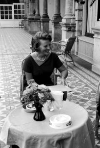 Prinses Beatrix kreeg 32000 gulden aangeboden voor Dousadj Dr A A Kampman o, Bestanddeelnr 915-5319