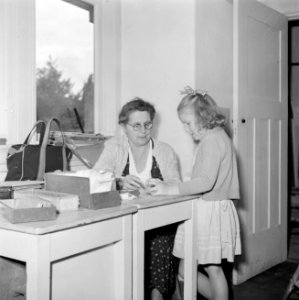 Prinses Irene krijgt uitleg van een onderwijzeres, Bestanddeelnr 255-7409