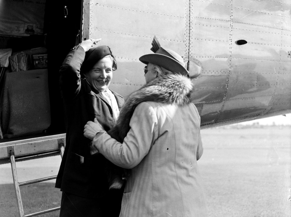 Prinses Juliana keert terug in Engeland na verblijf in Canada. Koningin Wilhelmi, Bestanddeelnr 935-2554