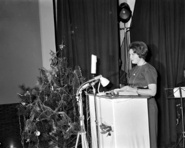 Prinses Irene in Westerburgkazerne van de Fuseliers Prinese Irene leest voor ui, Bestanddeelnr 913-3193