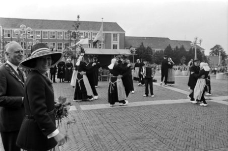 Prinses Beatrix in Ede voor opening gemeentehuis kijkt toe bij volksdansen, Bestanddeelnr 929-3201