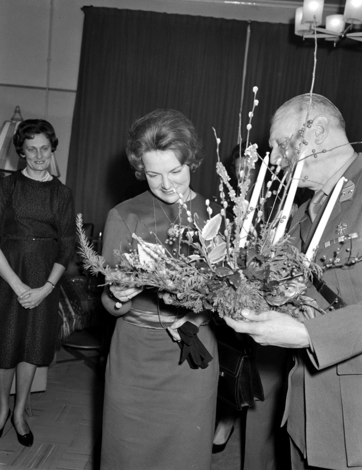 Prinses Irene in Westerburgkazerne van de Fuseliers Prinese Irene krijgt bloems, Bestanddeelnr 913-3191