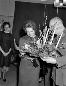 Prinses Irene in Westerburgkazerne van de Fuseliers Prinese Irene krijgt bloems, Bestanddeelnr 913-3191