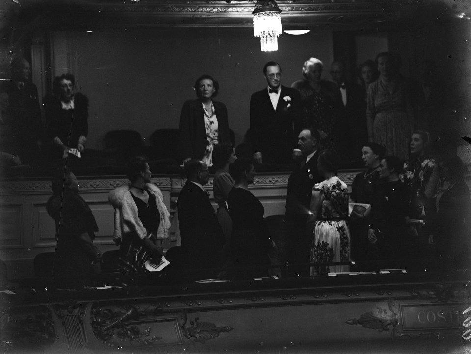 Prinses Juliana en prins Bernhard in de stadsschouwburg in Amsterdam, bij de eer, Bestanddeelnr 900-0100