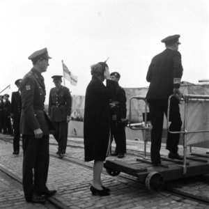 Prinses Juliana gaat aan boord van een schip, voorafgegaan door de Britse admira, Bestanddeelnr 900-6688