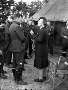 Prinses Juliana in gesprek met enige vliegers, Bestanddeelnr 934-8848