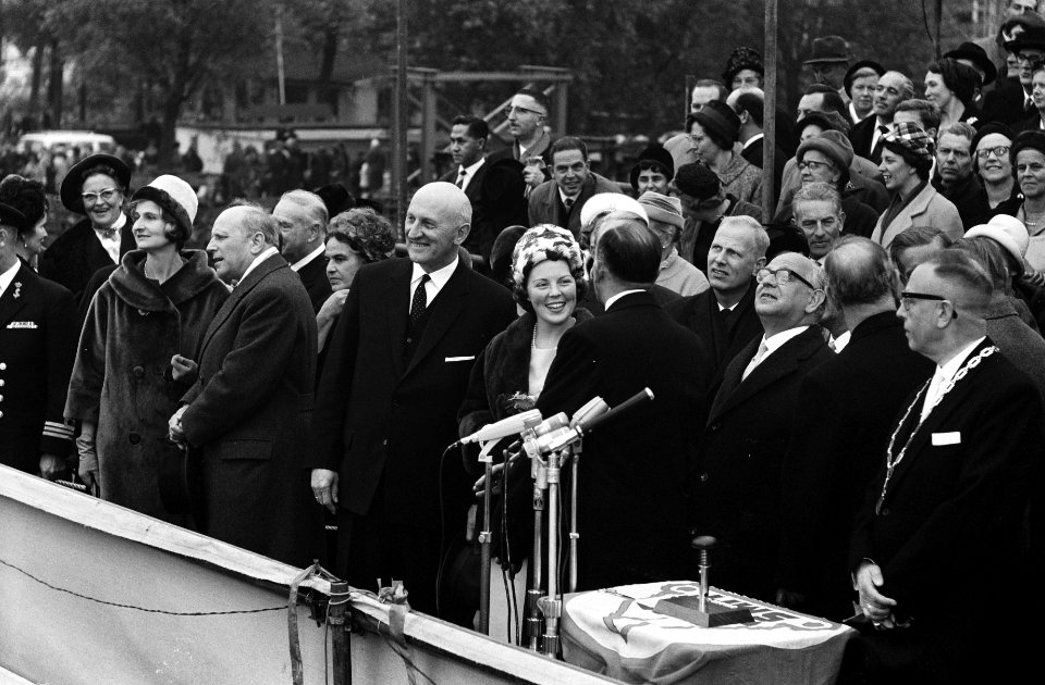 Prinses Beatrix , de motorsleepboot Zwarte Zee op Jenk Smits Scheepswerven te wa, Bestanddeelnr 914-4035