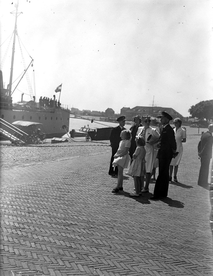 Prinses Juliana en prinsesjes Beatrix en Irene bij Hr. Ms. Kortenaer, Bestanddeelnr 902-2386
