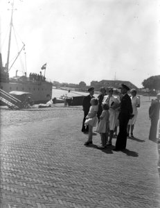 Prinses Juliana en prinsesjes Beatrix en Irene bij Hr. Ms. Kortenaer, Bestanddeelnr 902-2386