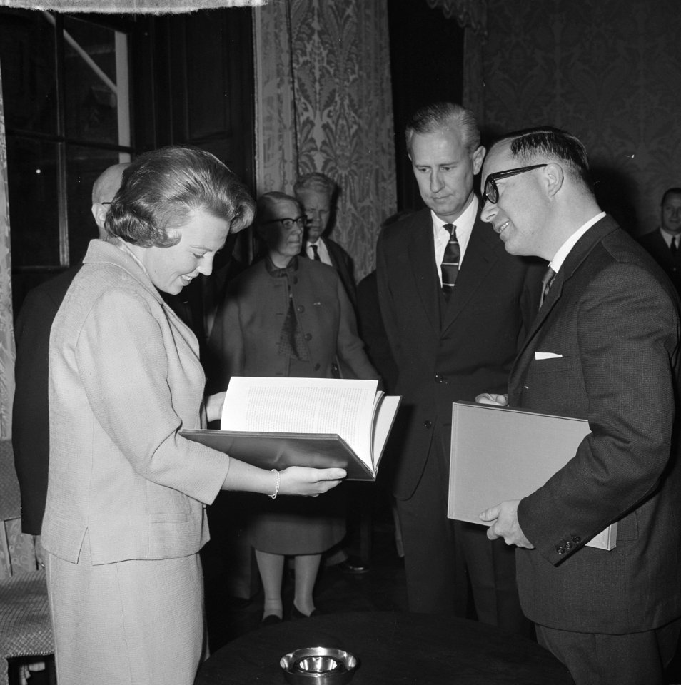 Prinses Beatrix kreeg boek over herdenking 1813-1963 In de Statenzaal te Den Ha, Bestanddeelnr 915-7085
