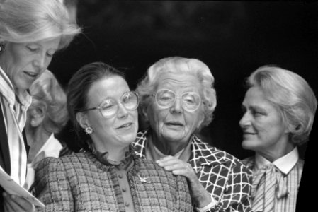 Prinses Juliana en Prinses Christina bekijken de stoet vanuit venster, Bestanddeelnr 934-3176