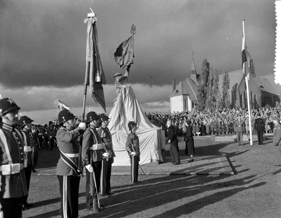 Prinses Irene onthult het monument voor de Prinses Irenebrigade in Tilburg, Bestanddeelnr 907-4079