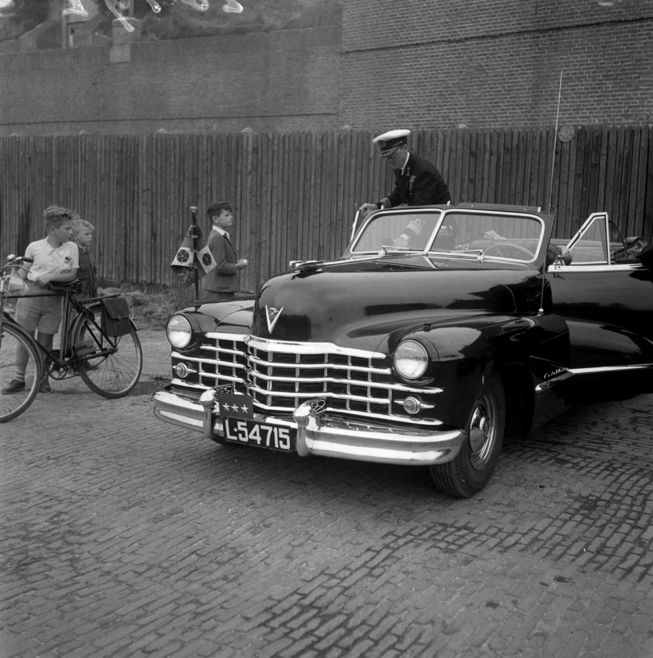 Prinselijk paar in Den Helder. Prins Bernhard staat in zijn stafauto gadeslagen , Bestanddeelnr 902-8192
