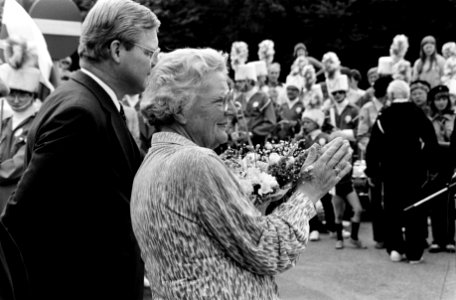 Prinses Juliana heeft een houten zitbank van de bevolking van Soest aangeboden g, Bestanddeelnr 931-5178