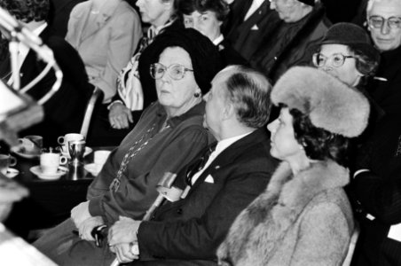 Prinses Juliana (l) en minister Smit-Kroes tijdens de herdenkingsbijeenkomst, Bestanddeelnr 932-4866
